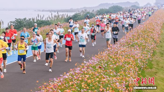 2025环洪湖马拉松开跑：男子全马冠军来自广东惠