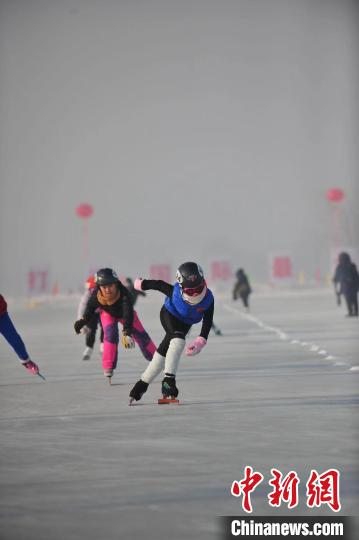 哈尔滨大众速滑赛开赛 吸引500余名速滑爱好者同