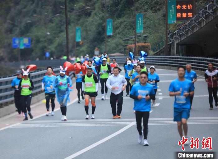 万名跑者共赴山水赛道 2025张家界马拉松点燃春日