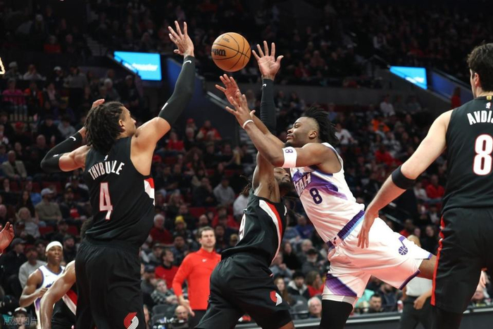 开拓者主场力克爵士 霍勒迪爆发助队逆转取胜