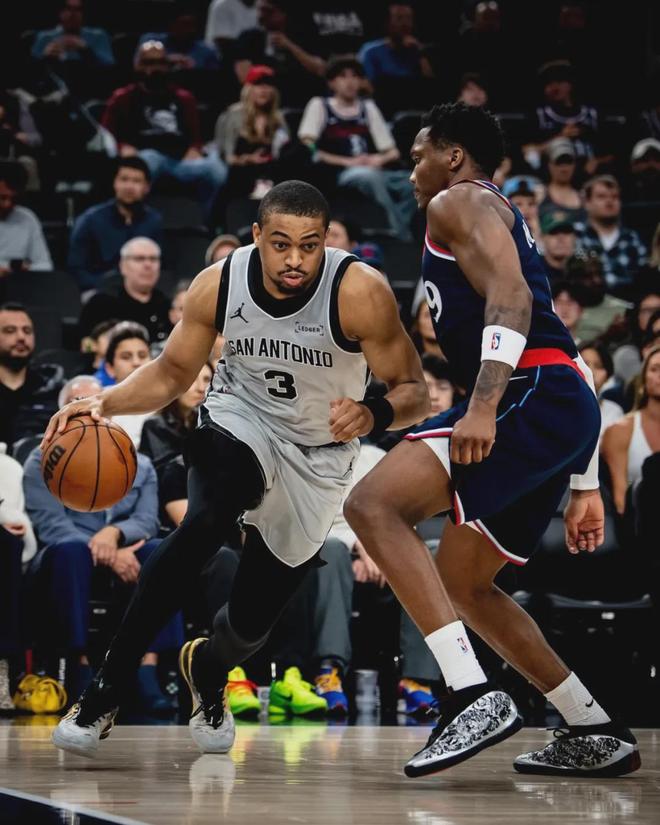 凯尔登-约翰逊超越伦纳德跻身马刺队史得分榜前