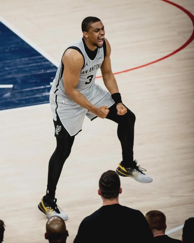 凯尔登-约翰逊超越伦纳德跻身马刺队史得分榜前