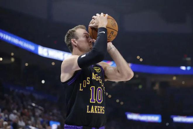 肯纳德转型持球核心：湖人交易后数据飙升引热