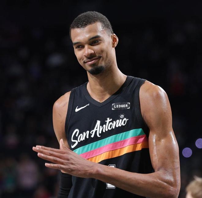 文班亚马复出率队掀翻独行侠 马刺锁定西部第二