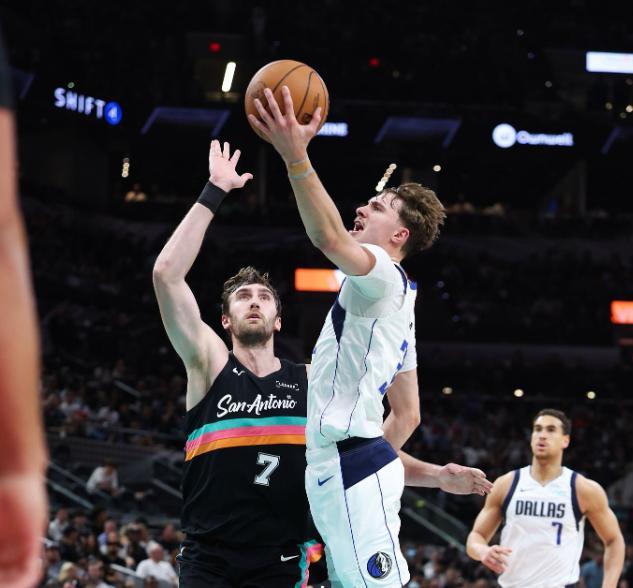 文班亚马复出率队掀翻独行侠 马刺锁定西部第二